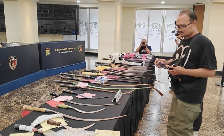 Sejumlah barang bukti yang diamankan dari 105 orang pelaku tawuran di wilayah Jakarta selama bulan Januari 2026, Jakarta, Rabu, 4 Februari 2026. ANTARA/Ilham Kausar <b>(Antara)</b>