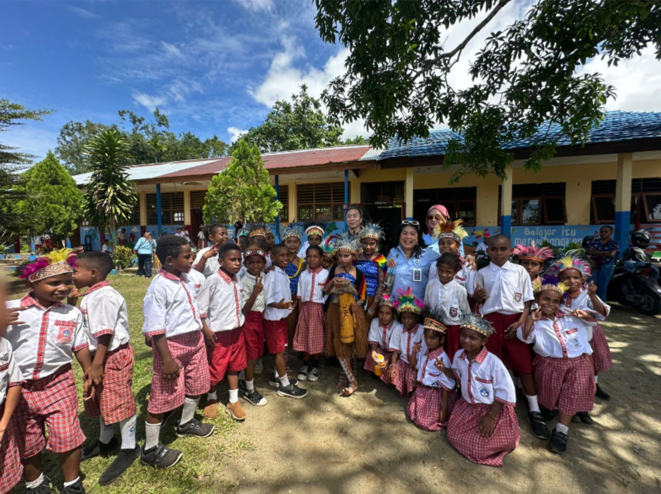 Program nasional yang dipercayakan kepada Badan Gizi Nasional (BGN) ini, hingga Januari 2026 telah menjangkau sekitar 60 juta penerima manfaat di seluruh Indonesia. Program ini juga menjadi salah satu instrumen penting dalam pencegahan stunting serta peningkatan kualitas sumber daya manusia. <b>(DOC)</b>
