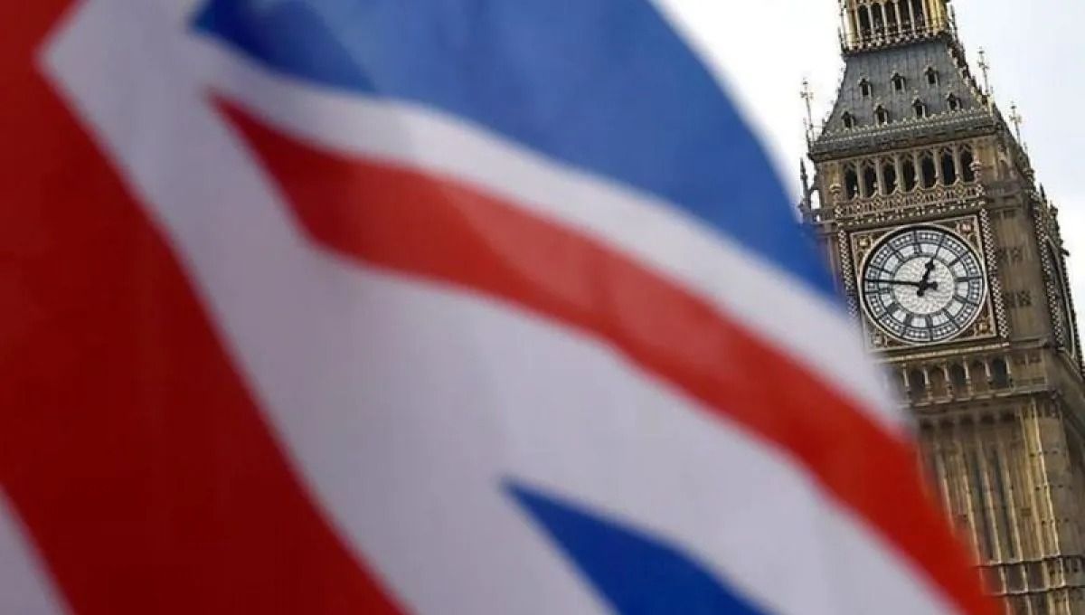 Ilustrasi - Bendera Inggris terlihat dengan latar belakang Big Ben. ANTARA/Anadolu/py. <b>(Antara)</b>