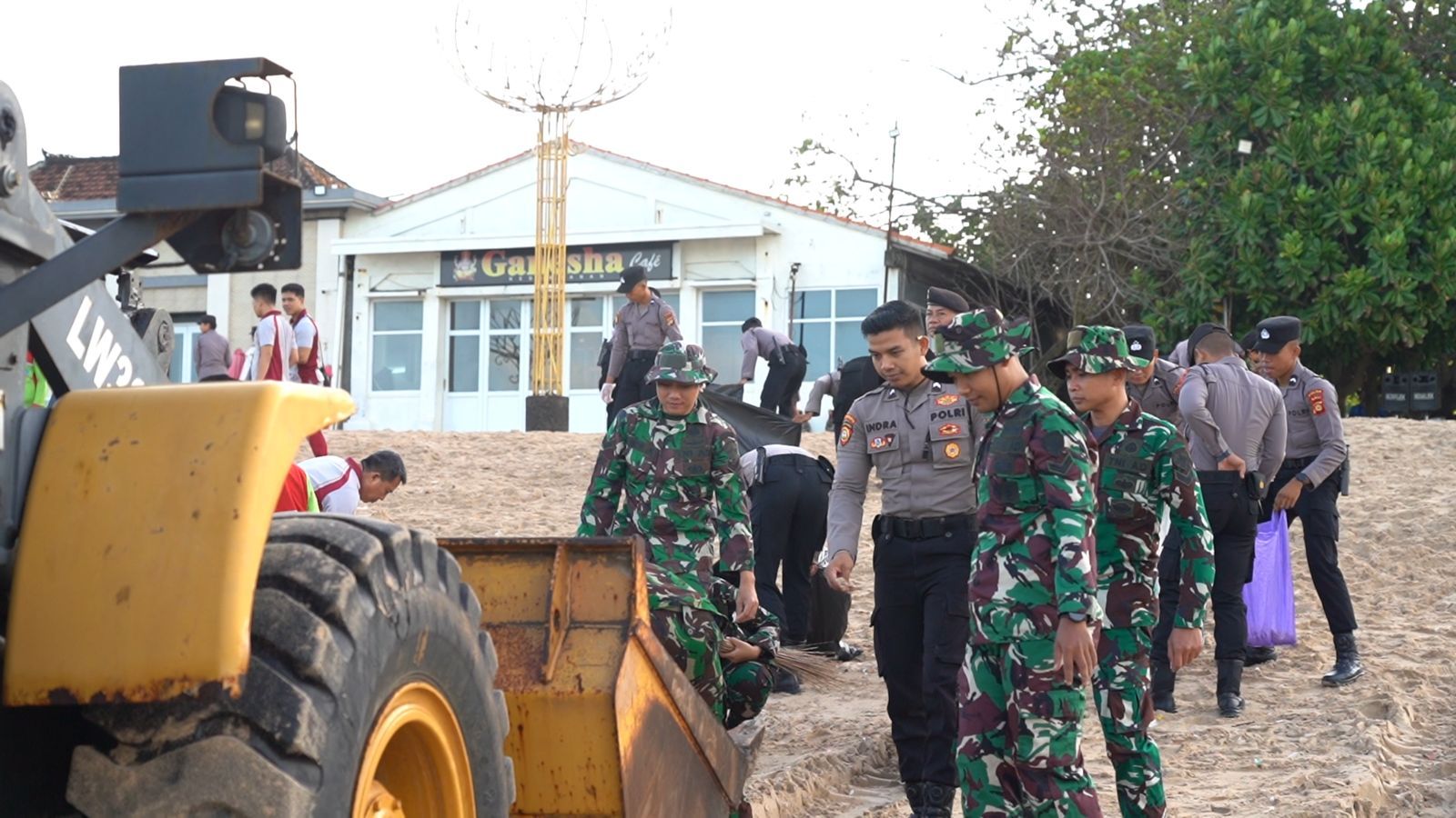 TNI dan Polri melakukan&nbsp;Gerakan Indonesia ASRI (Aman, Sehat, Resik, Indah). <b>(Istimewa)</b>