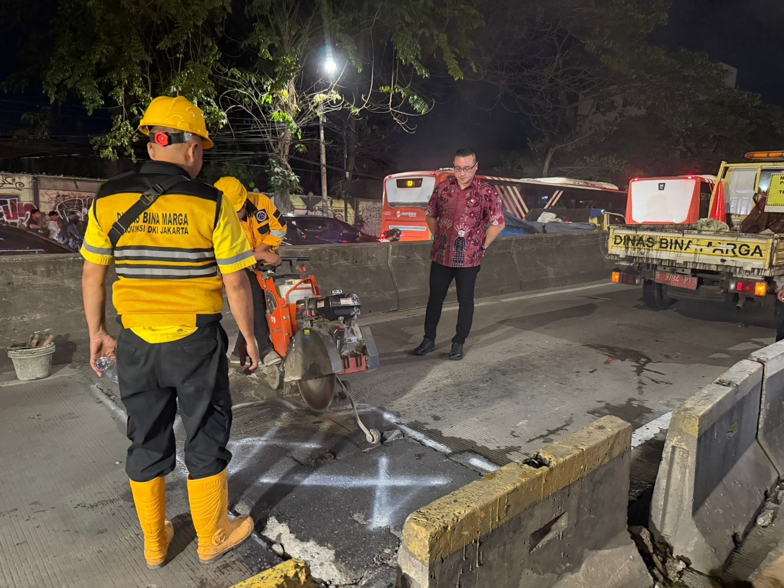 Hardiyanto Kenneth, anggota DPRD DKI Jakarta Fraksi PDI Perjuangan saat melakukan sidak di Flyover Pesing, Jakarta Barat, usai mendapat laporan dari masyarakat terkait jalan berlubang, Kamis (5/2/2026) malam <b>(Istimewa)</b>