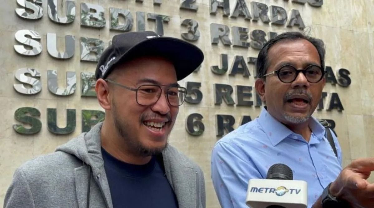 Komika atau pelawak tunggal Pandji Pragiwaksono bersama kuasa hukumnya Haris Azhar tiba di Polda Metro Jaya, Jumat, 6 Februari 2026. ANTARA/Ilham Kausar. <b>(Antara)</b>