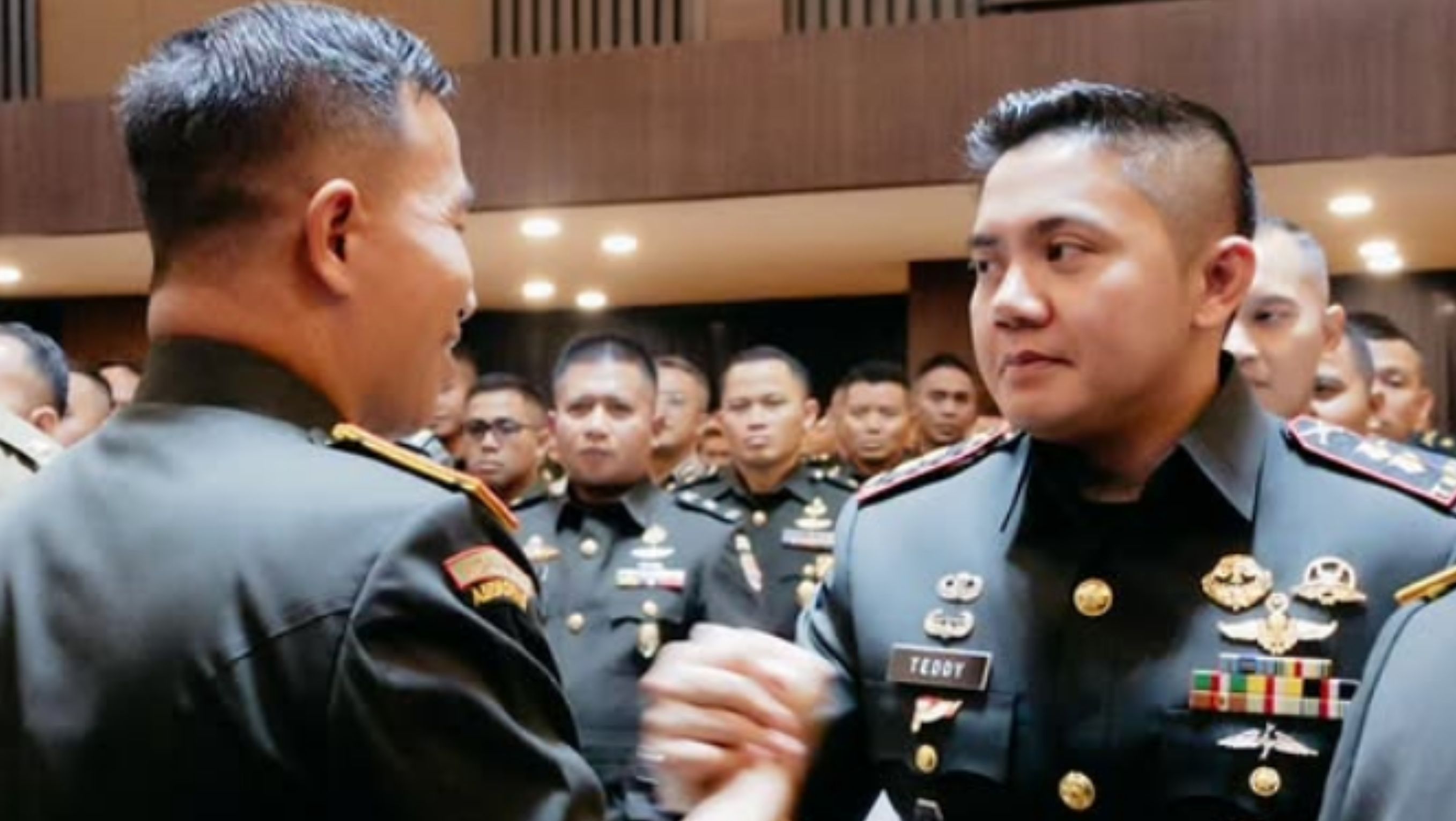 Seskab Teddy dan Danpaspampres di Seskoad <b>(Instagram @edwin.sumantha)</b>