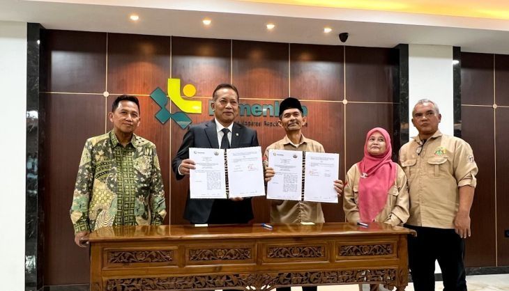 Menteri Koperasi (Menkop) Ferry Juliantono (kedua kiri), Ketua Umum Serikat Petani Indonesia (SPI) Henry Saragih (tengah) dalam Penandatanganan MoU antara Kementerian Koperasi dengan Serikat Petani Indonesia (SPI) tentang Penguatan Koperasi Desa/Kelurahan Merah Putih di Jakarta, Kamis, 5 Februari 2026. ANTARA/Harianto <b>(Antara)</b>