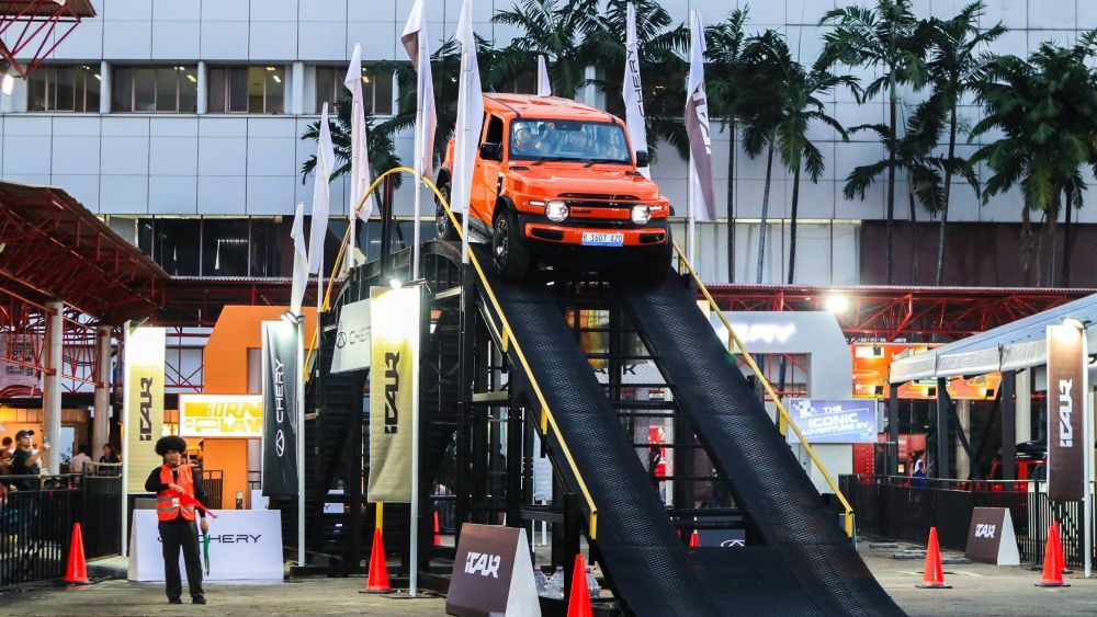 Pengunjung dapat merasakan pengalaman iCAR V23 melewati rintangan High Ramp, dengan pengemudi professional di area Chery x iCAR Adventure Park IIMS 2026. (Foto: Dok/Istimewa)