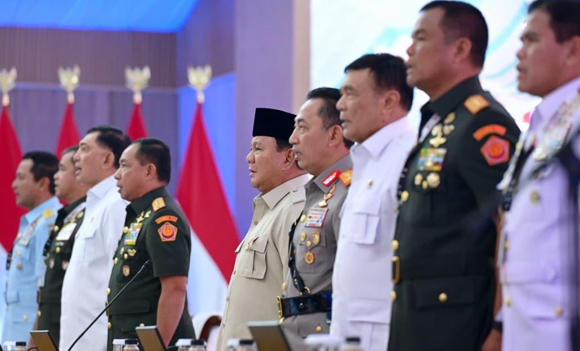 Presiden Prabowo Subianto memberikan taklimat kepada para peserta Rapat Pimpinan (Rapim) TNI dan Polri yang digelar di Istana Kepresidenan Jakarta <b>(Sekretariat Presiden)</b>
