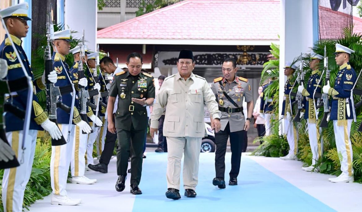 Presiden Prabowo Subianto memberikan taklimat kepada para peserta Rapat Pimpinan (Rapim) TNI dan Polri yang digelar di Istana Kepresidenan Jakarta <b>(Sekretariat Presiden)</b>