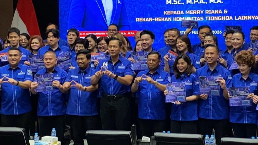 AHY serahkan 48 KTA kader baru partai Demokrat yang tergabung dari komunitas Tionghoa <b>(NTVNews)</b>