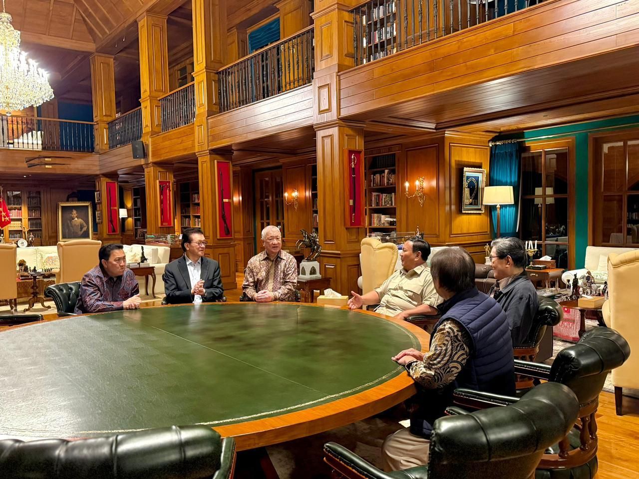 Presiden Prabowo berbincang dengan Boy Thohir, Aguan, Prajogo Pangestu, Anthony Salim, Franky Widjaja, dan Sugianto Kusuma <b>(Bakom RI)</b>