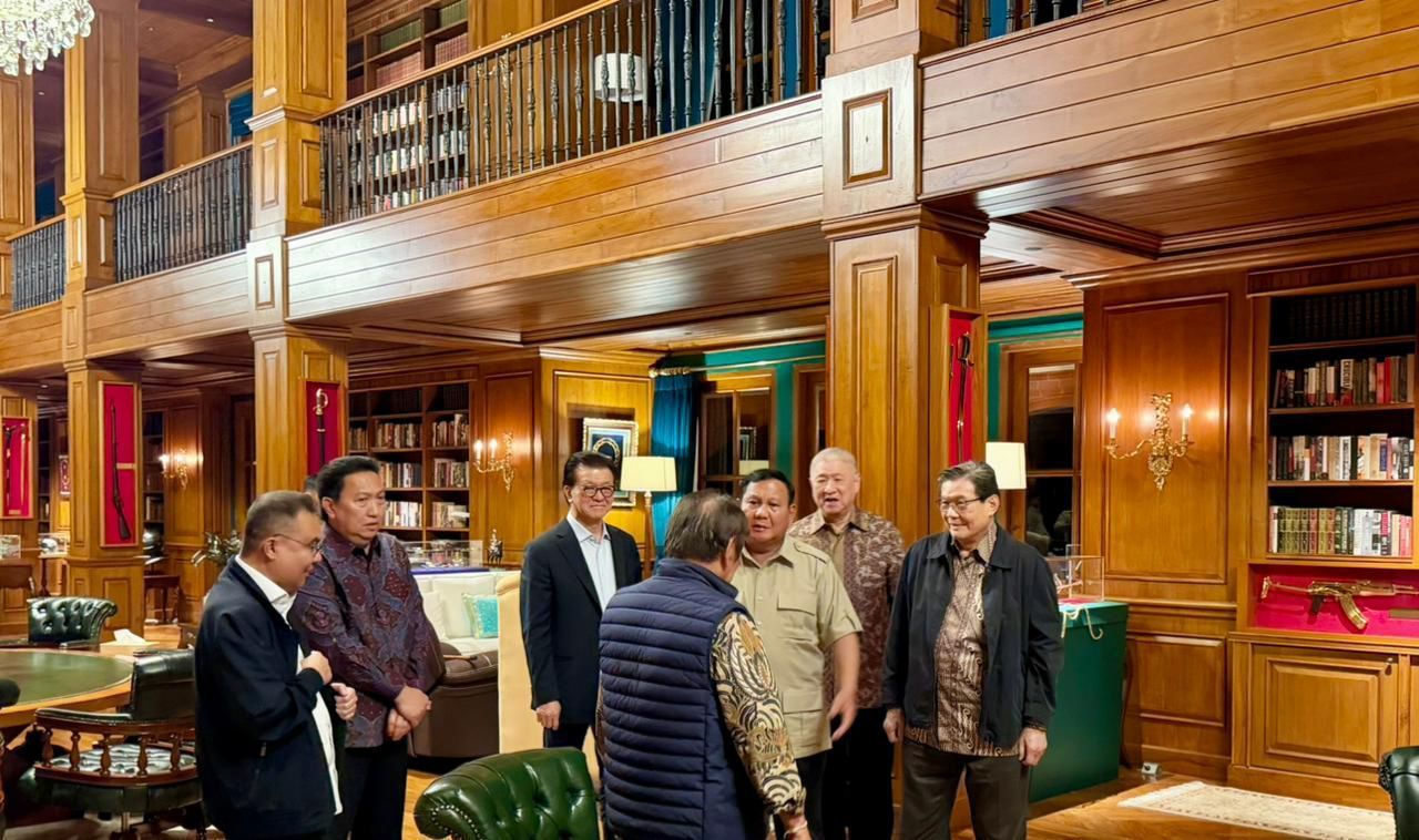 Presiden Prabowo berbincang dengan Boy Thohir, Aguan, Prajogo Pangestu, Anthony Salim, Franky Widjaja, dan Sugianto Kusuma <b>(BAKOM RI)</b>