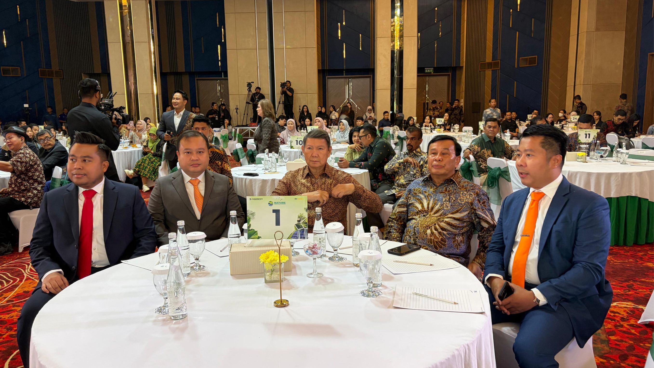 Preskom NT Corp Nurdin Tampubolon, Direksi Nusantara TV dan Hashim Djojohadikusumo <b>(NTVnews / Dedi)</b>