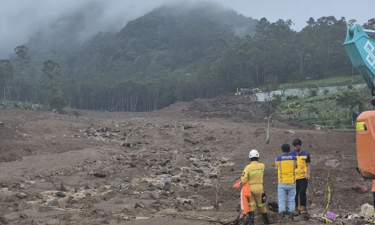 Situasi berkabut menyelimuti lokasi pencarian di titik A2 Longsor Cisarua, Kabupaten Bandung Barat, Jawa Barat. ANTARA/Ilham Nugraha <b>(Antara)</b>