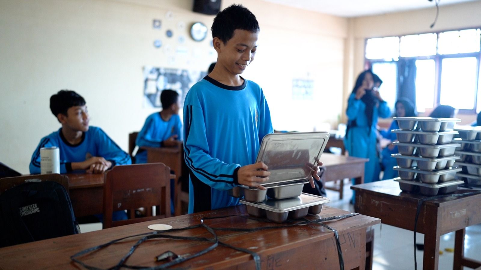 Seorang siswa mendapatkan program Makan Bergizi Gratis (MBG) di&nbsp;SMK Kriya Sahid Sukoharjo. <b>(Istimewa)</b>