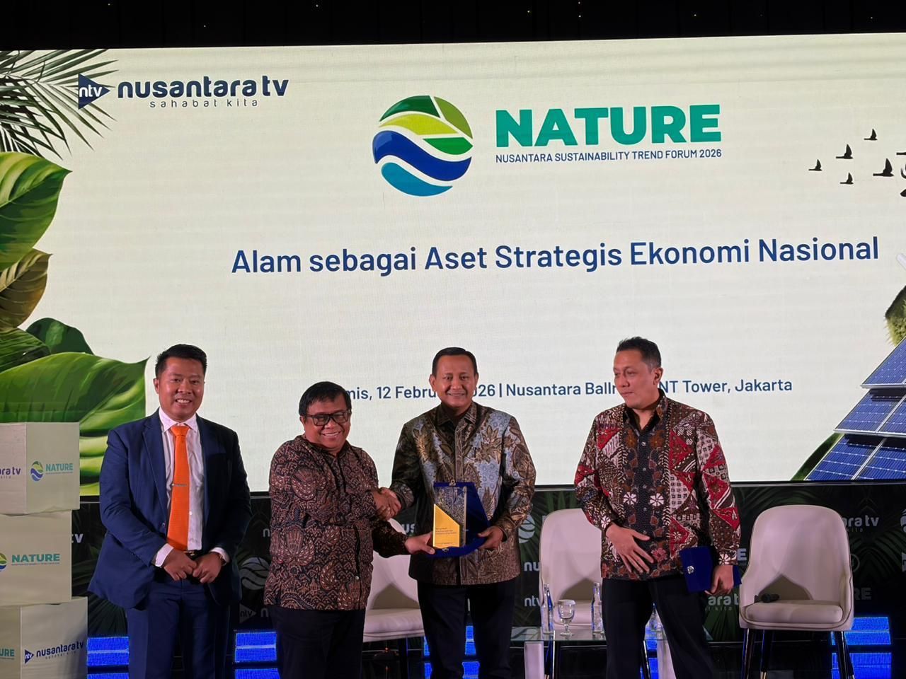 Wamen Kehutanan dan Wamen Lingkungan Hidup bersama Direksi Nusantara TV <b>(NTVnews / Dedi)</b>