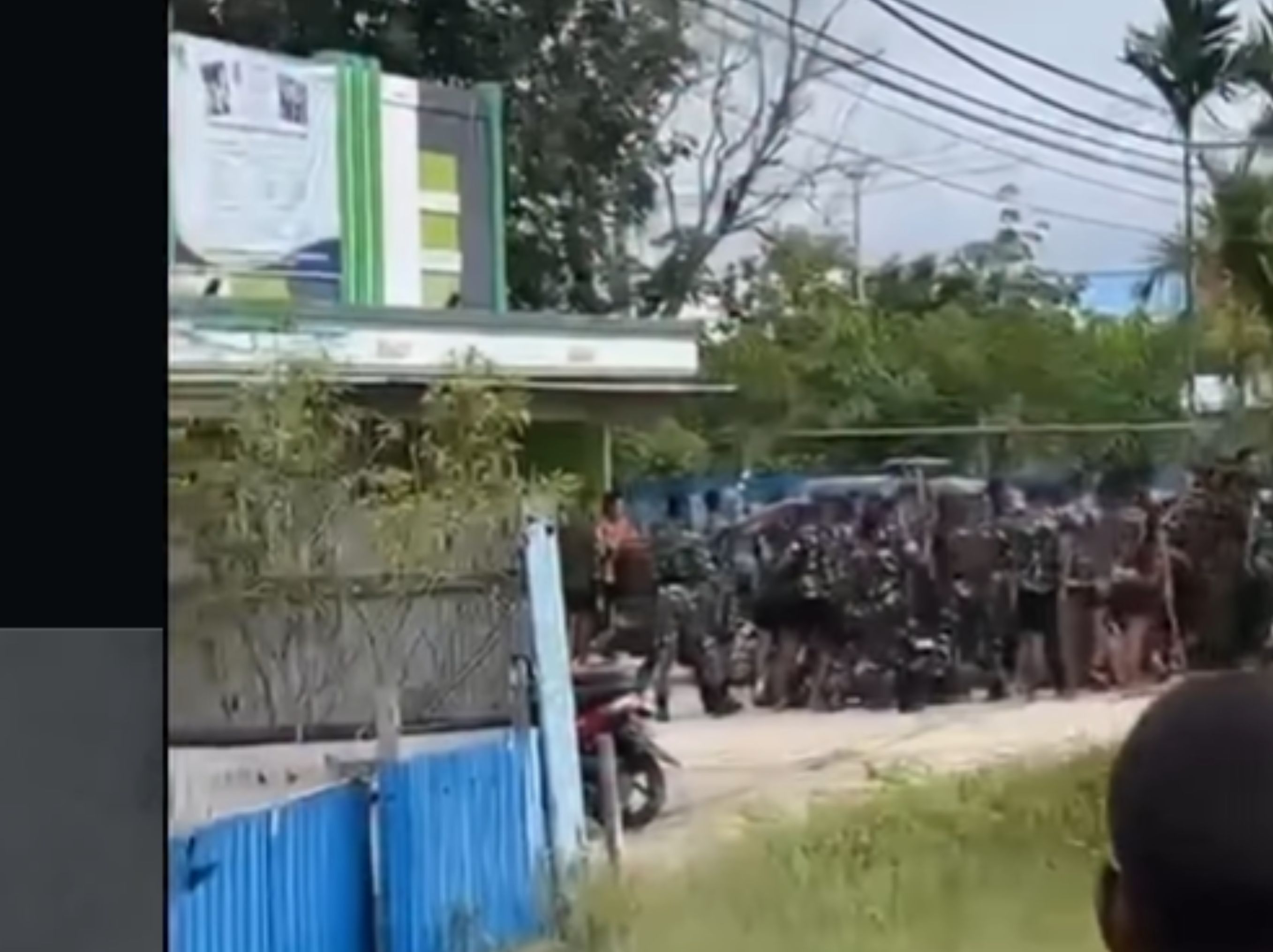 Bentrok TNI dan Polri di Mappi, Diduga Akibat Aksi Geber Motor Depan Atasan Bentrokan antara anggota TNI dan Polri terjadi di Kota Kepi, Kabupaten Mappi, Papua Selatan, pada Kamis (12/2/2026). <b>(medan tau IG)</b>