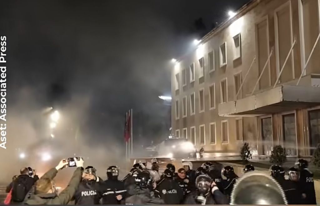 Protes Anti-Pemerintah di Albania Berujung Bentrokan, Molotov Buat Gedung Pemerintah Membara <b>(Istimewa)</b>