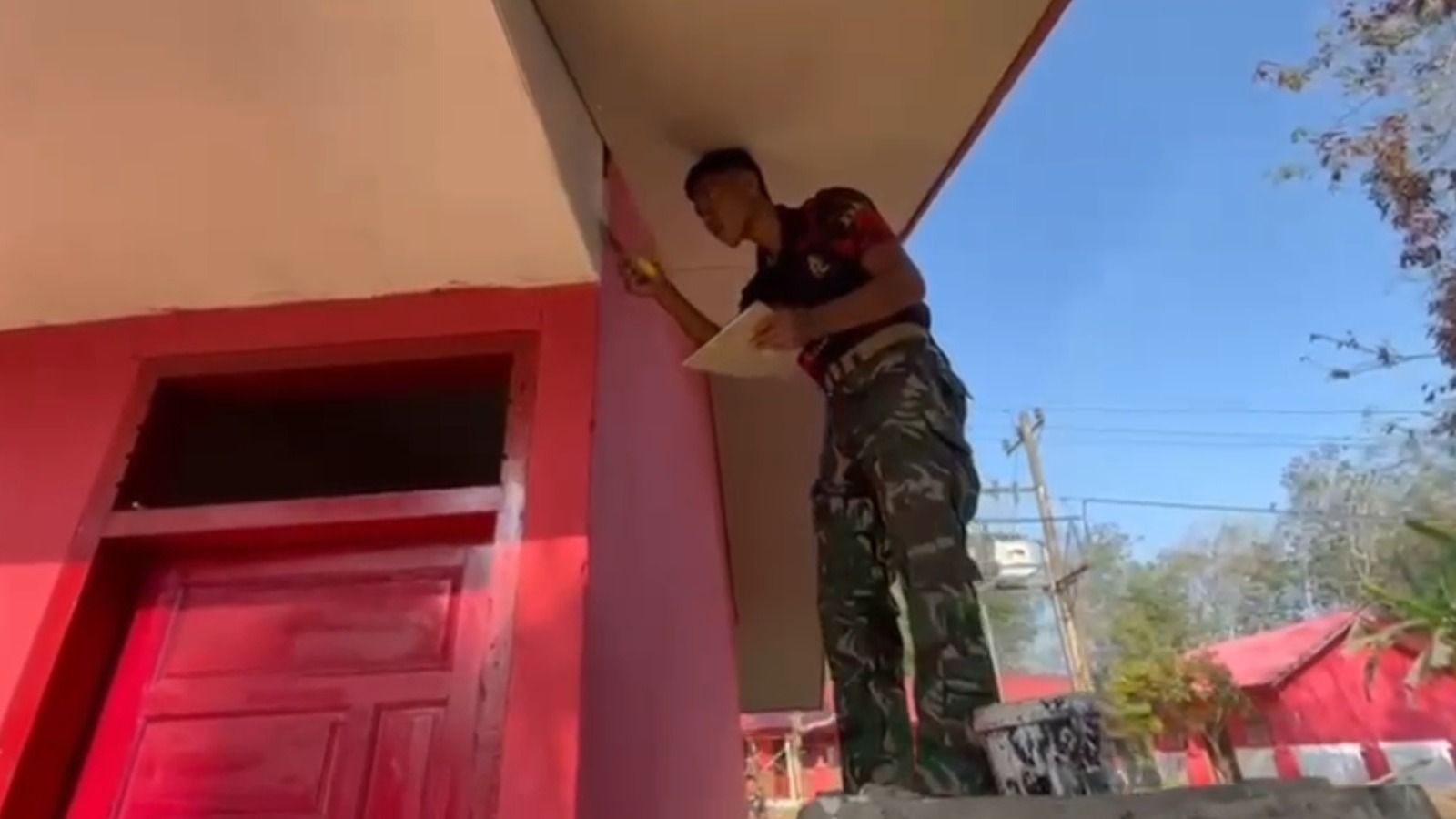 Prajurit TNI terus bergerak memulihkan pemukiman warga yang terdampak banjir dan longsor di Aceh. <b>(Istimewa)</b>