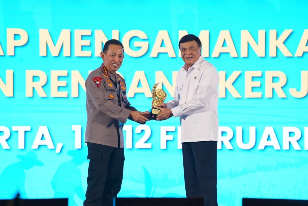 Menteri Koordinator Bidang Politik dan Keamanan Jenderal TNI (Purn.) Djamari Chaniago dan Kapolri Jenderal Pol Listyo Sigit Prabowo dalam Rapat Pimpinan (Rapim) Polri yang digelar di The Krakatau Grand Ballroom, Kompleks TMII, Jakarta, Kamis, 12 Februari 2026.  <b>(Menko Polkam)</b>