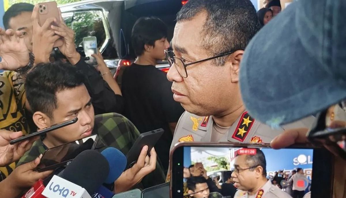 Kadiv Humas Polri Irjen Pol. Johnny Eddizon Isir (kanan) memberikan keterangan pers saat ditemui di kawasan Jakarta Barat, Jumat, 13 Februari 2026. ANTARA/Nadia Putri Rahmani/aa. <b>(Antara)</b>