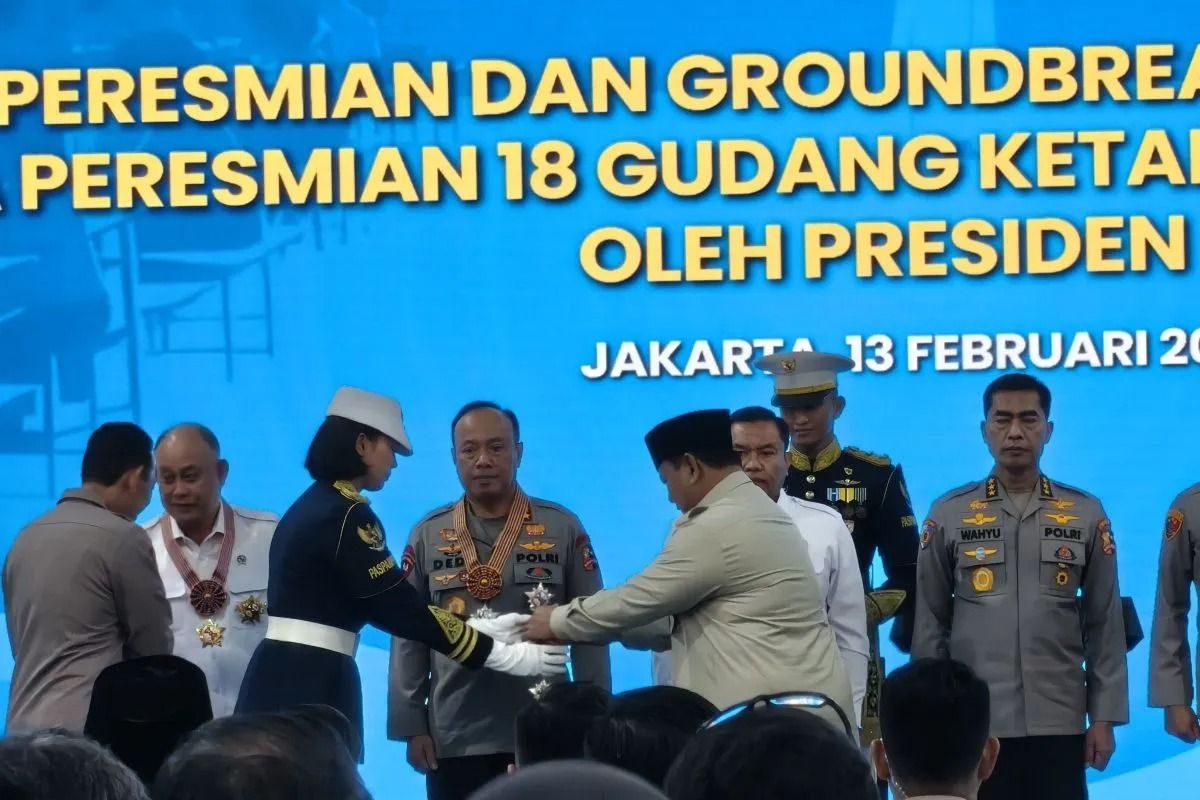 Presiden RI Prabowo Subianto menyematkan kehormatan Bintang Jasa kepada Kepala Badan Gizi Nasional Dadan Hindayana dan sejumlah pejabat Polri dalam agenda peletakan batu pertama pembangunan 1.179 SPPG di Palmerah, Jakarta, Jumat, 13 Februari 2026. (A <b>(Antara)</b>