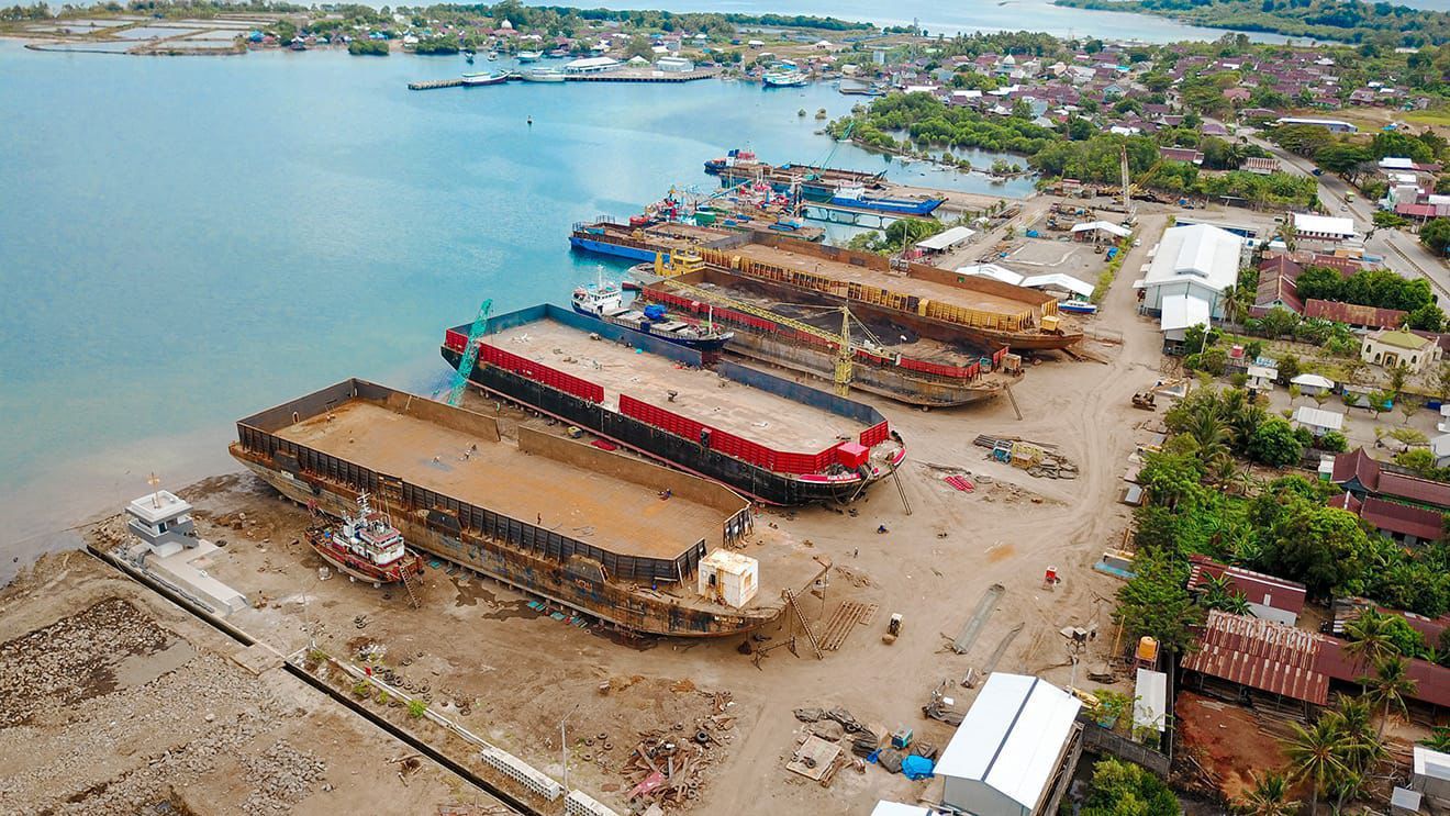 Tampak udara industri galangan kapal di Kabupaten Barru, Sulawesi Selatan yang memanfaatkan program Electrifying Marine. Seluruh peralatan operasional telah menggunakan listrik dan berhasil menurunkan biaya operasional lebih dari 20% sekaligus mengur <b>(PLN)</b>