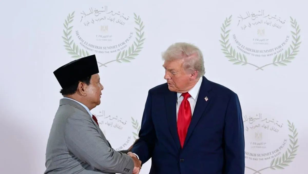Arsip - Presiden RI Prabowo Subianto berjabat tangan dengan Presiden Trump pada saat sesi foto Konferensi Tingkat Tinggi (KTT) Sharm el-Sheikh untuk Perdamaian di Gaza, Palestina, di Kota Sharm el-Sheikh, Mesir, Senin, 13 Oktober 2025. (ANTARA/HO-Bir <b>(Antara)</b>