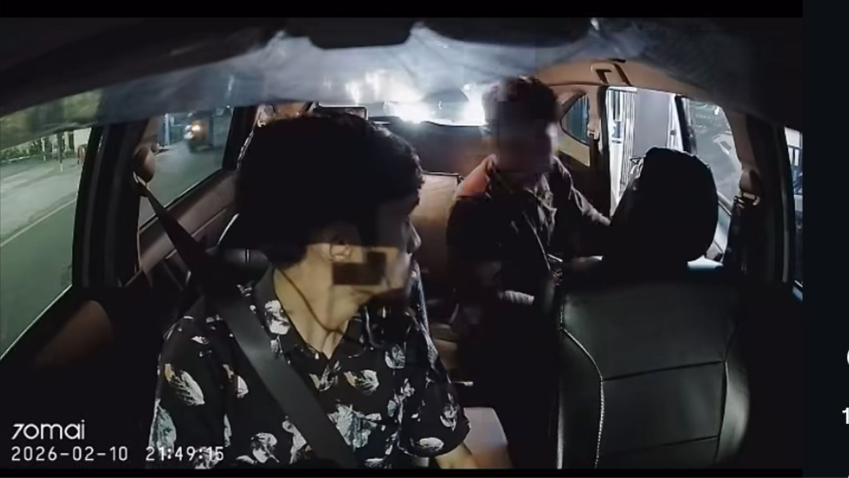 Pasangan Mesum di Taksi Online <b>(Instagram)</b>