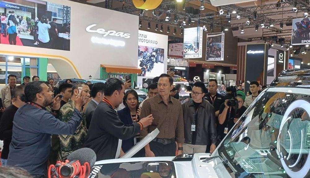 Menteri Koordinator Bidang Infrastruktur dan Pembangunan Kewilayahan (Menko IPK) Agus Harimurti Yudhoyono (AHY) mengunjungi pameran otomotif Indonesia International Motor Show (IIMS) 2026 di JIExpo Kemayoran, Jakarta, Jumat (13/2/2026).&nbsp;(Foto: Adiantoro/NTV) 