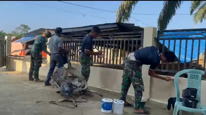 Personel TNI melaksanakan pengecatan fasilitas pendidikan serta pembersihan balai meunasah dan balai pengajian di Aceh untuk&nbsp;pemulihan pascabencana. <b>(Istimewa)</b>