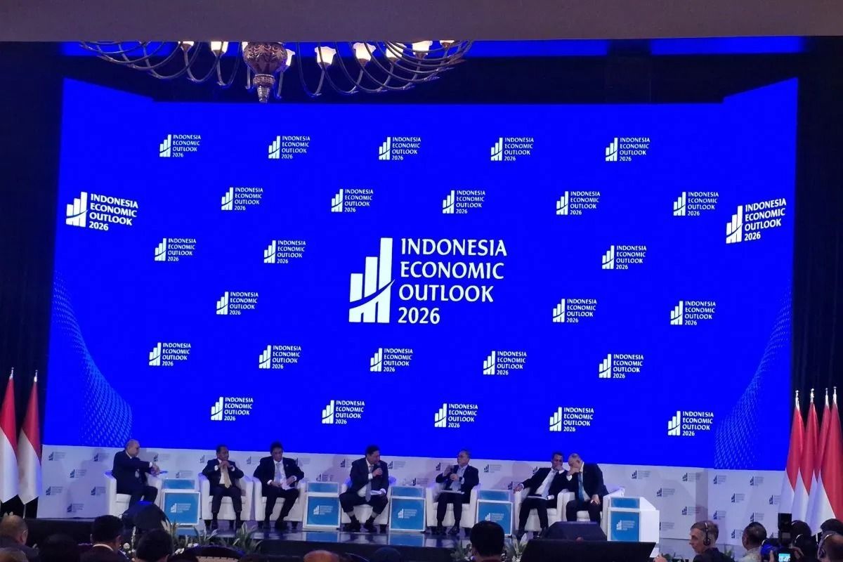 CEO Danantara Indonesia Rosan Roeslani bersama jajaran menteri bidang ekonomi dalam Indonesia Economic Outlook 2026 di Wisma Danantara, Jakarta, Jumat, 13 Februari 2026. (Antara/ Muhammad Heriyanto) <b>(Antara)</b>