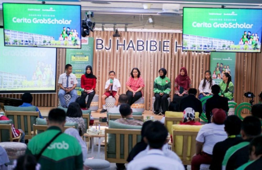 Para penerima beasiswa GrabScholar 2025 membagikan kisah perjuangan, tantangan, serta perubahan yang mereka rasakan dalam sesi &ldquo;Cerita GrabScholar&rdquo; di Jakarta (12/02). Melalui pendidikan, mereka menumbuhkan harapan untuk meraih cita-cita dan membuka masa depan yang lebih baik bagi diri sendiri, keluarga, dan lingkungan sekitar. (Foto: Dok/Istimewa)