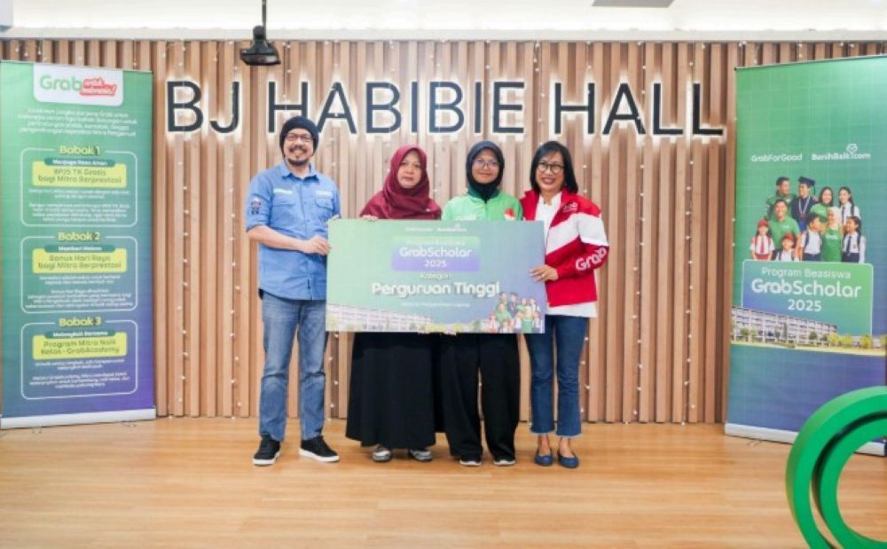 Arsyi Falahi Ummi, Mitra Pengemudi perempuan Grab sekaligus penerima beasiswa GrabScholar 2025 kategori perguruan tinggi, menerima beasiswa bersama keluarga dan perwakilan Grab Indonesia di Jakarta (12/02). Program ini menjadi langkah bagi Arsyi untuk melanjutkan pendidikan dan mewujudkan cita-cita demi masa depan yang lebih baik. (Foto: Dok/Istimewa)