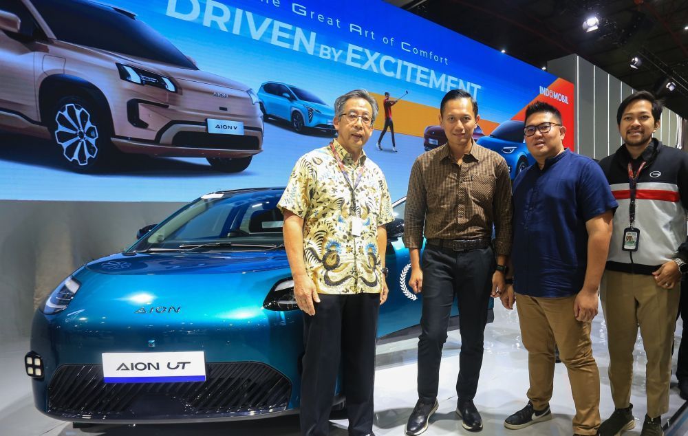 Menteri Koordinator Bidang Infrastruktur dan Pembangunan Kewilayahan (Menko IPK) Agus Harimurti Yudhoyono (AHY) mengunjungi pameran otomotif Indonesia International Motor Show (IIMS) 2026 di JIExpo Kemayoran, Jakarta, Jumat (13/2/2026) malam. (Foto: Adiantoro/NTV)