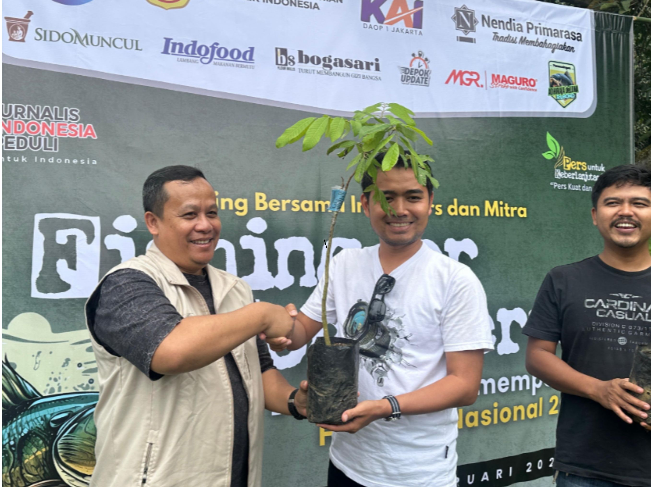 Caption: HPN 2026 - Manajer Humas PT KAI Daop 1 Jakarta, Franoto Wibowo secara simbolis menyerahkan bibit pohon produktif bantuan dari Kementerian Pertanian RI kepada Pemdes Parakanmuncang dalam rangkaian peringatan Hari Pers Nasional (HPN) di Kolam Pemancingan Adhiraja Deluna, Kota Depok, Jawa Barat pada Sabtu (14/2/2026). Dalam kesempatan tersebut, sebanyak 100 bibit pohon produktif, antara lain duren musangking, kelengkeng dan mangga itu akan ditanam di Desa Parakanmuncang, Kecamatan Nanggung, Kabupaten Bogor. <b>(dok hpn)</b>