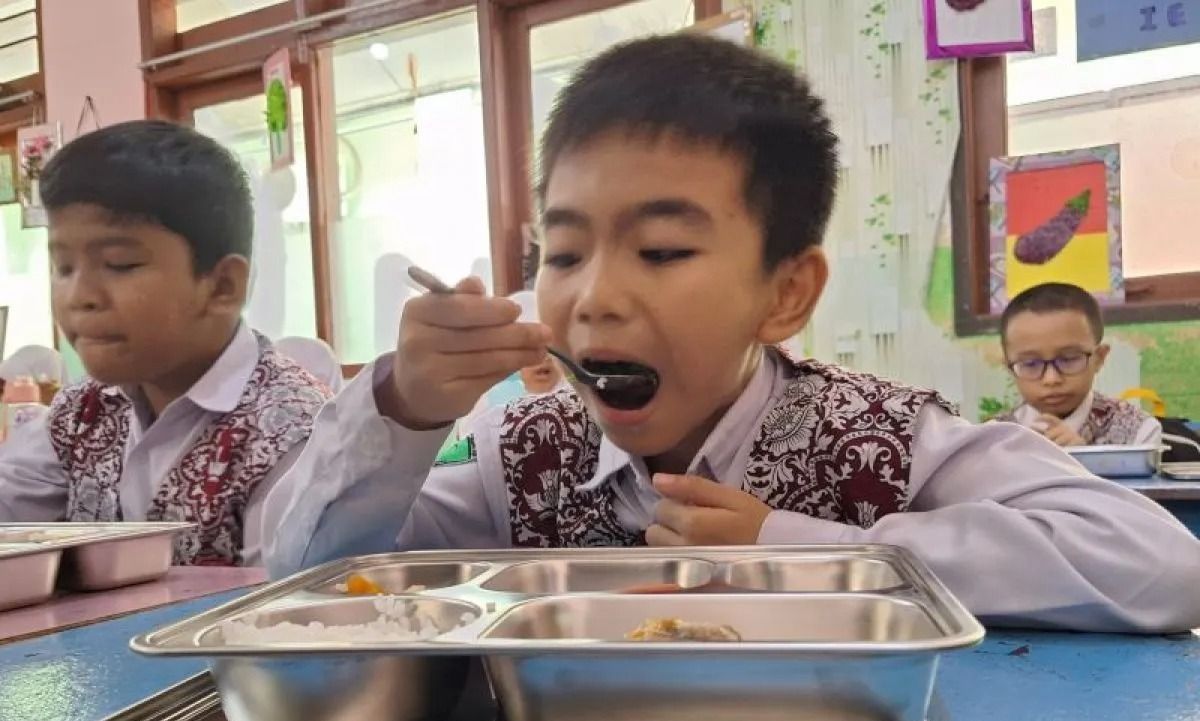 Arsip - Peserta didik di salah satu sekolah di Kabupaten Penajam Paser Utara, Provinsi Kalimantan Timur, menyantap menu program MBG (ANTARA/Nyaman Bagus Purwaniawan) <b>(Antara)</b>