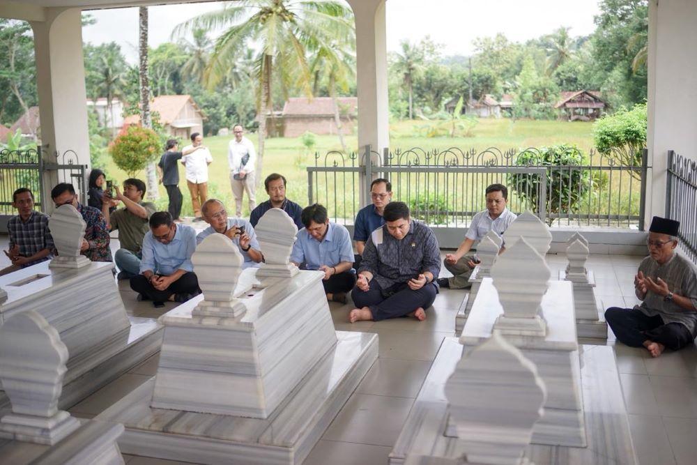 Menjelang bulan Ramadan, Anggota Komisi VI DPR RI, Kawendra Lukistian, melakukan ziarah ke makam kakek Presiden Prabowo Subianto, yakni Margono Djojohadikusumo pada Senin (16/2/26). (Istimewa)