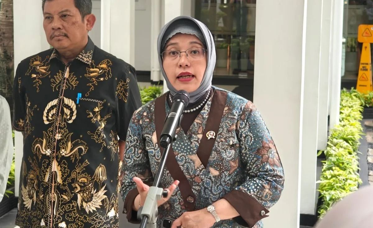 Kepala Badan Pusat Statistik (BPS) Amalia Adininggar Widyasanti menjawab pertanyaan pewarta dalam konferensi pers usai pertemuan terbatas bersama Menteri Koordinator Bidang Pemberdayaan Masyarakat, Menteri Sosial, dan Direktur Utama BPJS Kesehatan di <b>(Antara)</b>