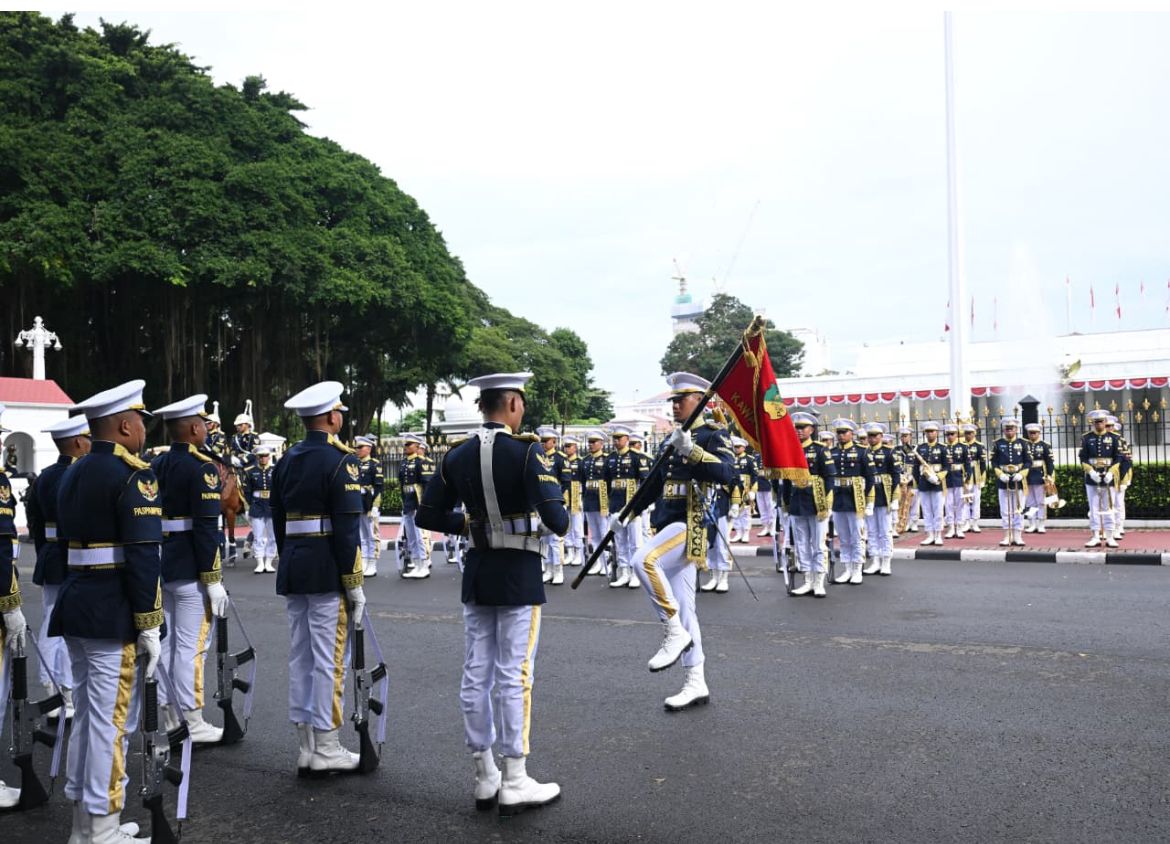  Suasana di kawasan Istana Merdeka, Jakarta, tampak semarak oleh antusiasme masyarakat yang memadati area sekitar untuk menyaksikan langsung prosesi serah terima pengawalan Istana oleh Pasukan Pengamanan Presiden (Paspampres) 