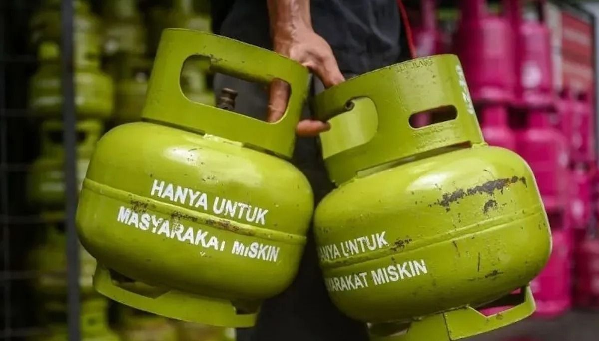 Arsip foto - Pekerja melakukan bongkar muat gas elpiji 3 kg bersubsidi di Jakarta, Jumat, 26 April 2024. ANTARA FOTO/Erlangga Bregas Prakoso/tom. <b>(Antara)</b>