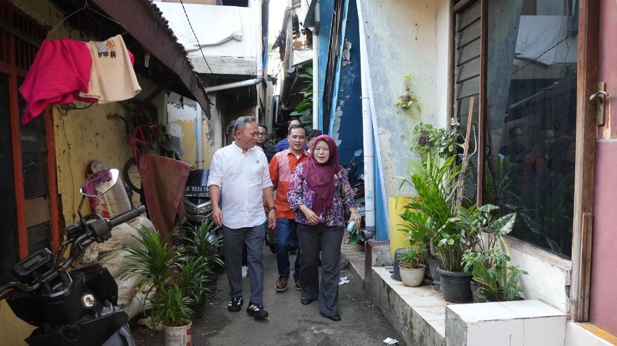 Wakil Menteri HAM menyerahkan santunan kepada keluarga korban peristiwa Mei 1998 di Klender, Jakarta Timur, Minggu (15/2/2026).  <b>(NTVNews.id/Kementerian HAM)</b>