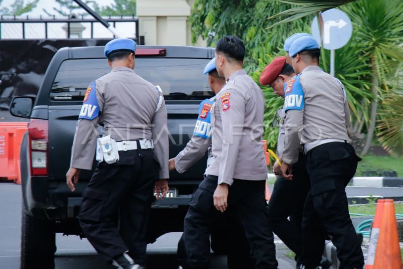Anggota Propam Polda NTB menggiring Kepala Satresnarkoba Polres Bima Kota AKP Malaungi (kedua kanan) usai sidang etik kasus peredaran narkoba di Mapolda NTB, Mataram, Nusa Tenggara Barat, Senin (9/2/2026).  <b>(ANTARA FOTO/Dhimas Budi Pratama/sgd/agr)</b>