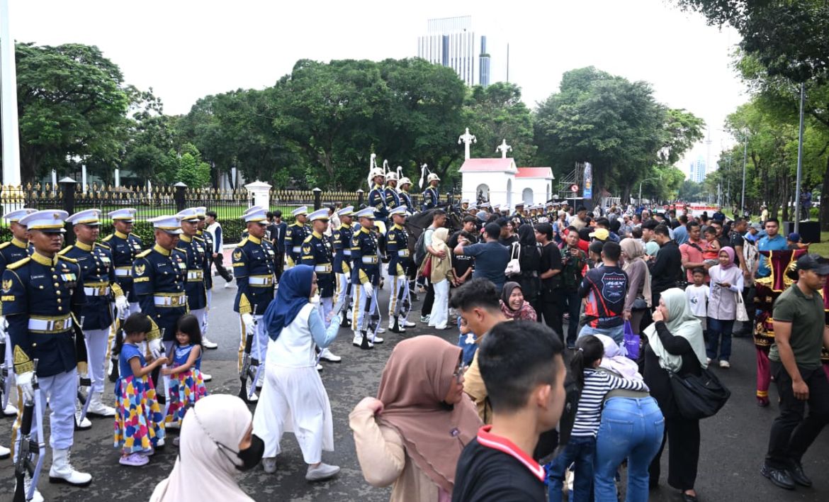  Suasana di kawasan Istana Merdeka, Jakarta, tampak semarak oleh antusiasme masyarakat yang memadati area sekitar untuk menyaksikan langsung prosesi serah terima pengawalan Istana oleh Pasukan Pengamanan Presiden (Paspampres)  <b>(Istimewa)</b>