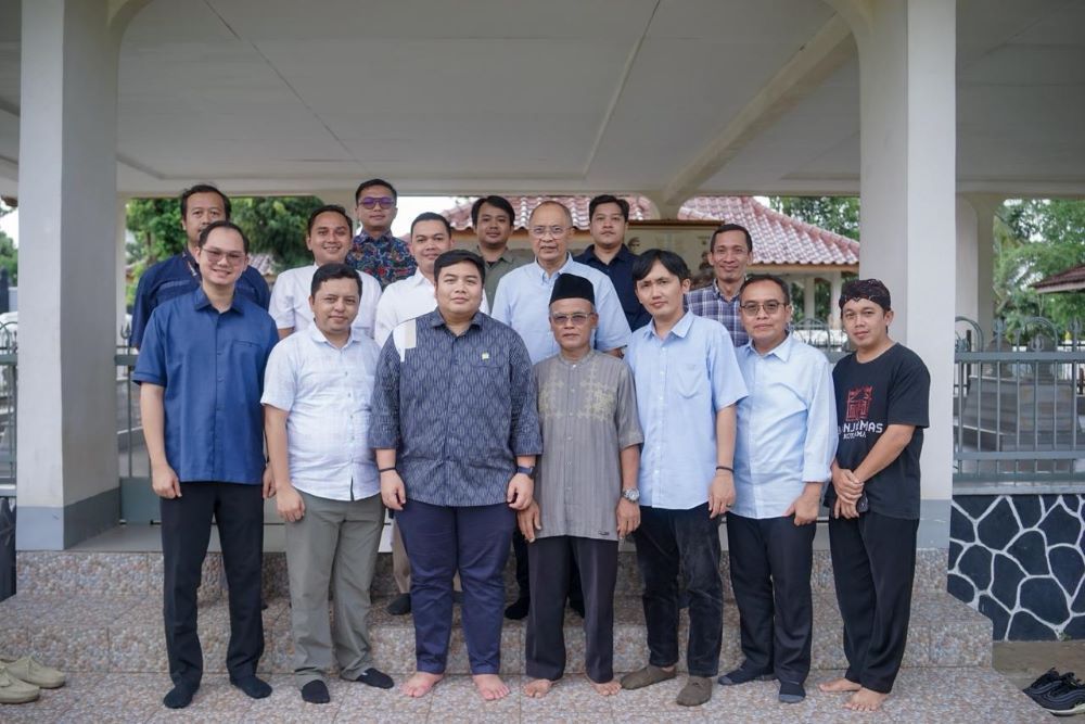 Menjelang bulan Ramadan, Anggota Komisi VI DPR RI, Kawendra Lukistian, melakukan ziarah ke makam kakek Presiden Prabowo Subianto, yakni Margono Djojohadikusumo pada Senin (16/2/26). (Istimewa)