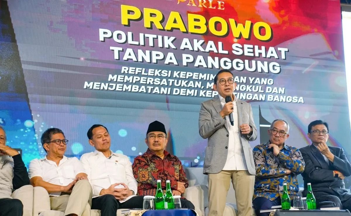 Menteri Kebudayaan Fadli Zon (berdiri) menyampaikan sambutan dalam acara bedah buku  <b>(Antara)</b>