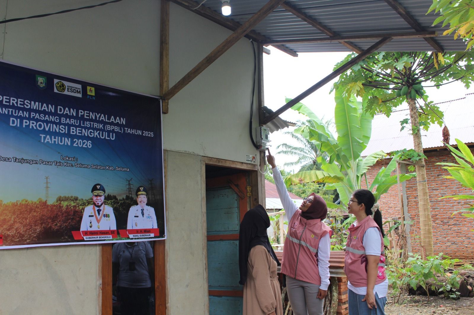 Penyalaan listrik di salah satu rumah penerima manfaat program BPBL di Kabupaten Seluma, Bengkulu oleh Srikandi PLN pada Jumat, 6 Februari 2026. <b>(PLN)</b>
