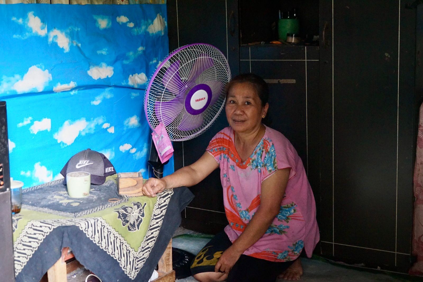 Hayati, salah satu penerima manfaat program BPBL di Lebong Tambang, Kabupaten Lebong kini dapat menggunakan peralatan elektronik sendiri semenjak mendapatkan bantuan pemasangan listrik gratis di rumahnya. <b>(PLN)</b>