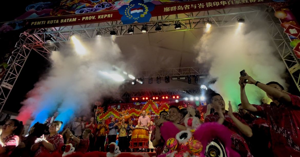 Menteri Koordinator Bidang Infrastruktur dan Pembangunan Kewilayahan, Agus Harimurti Yudhoyono (AHY), menghadiri perayaan Malam Puncak Tahun Baru Imlek 2577 di kawasan Nagoya, Kota Batam, Kepulauan Riau <b>(NTVnews/Deddy Setiawan)</b>