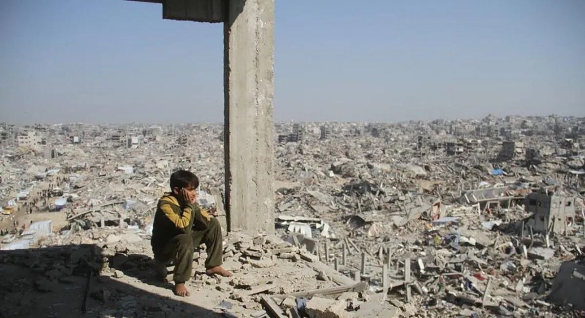 Arsip foto - Seorang anak duduk termenung diantara puing-puing bangunan yang hancur di kamp pengungsi Jabalia di Jalur Gaza utara, Palestina, 29 Januari 2025. (ANTARA/Xinhua/Abdul Rahman Salama/aa.) <b>(Antara)</b>