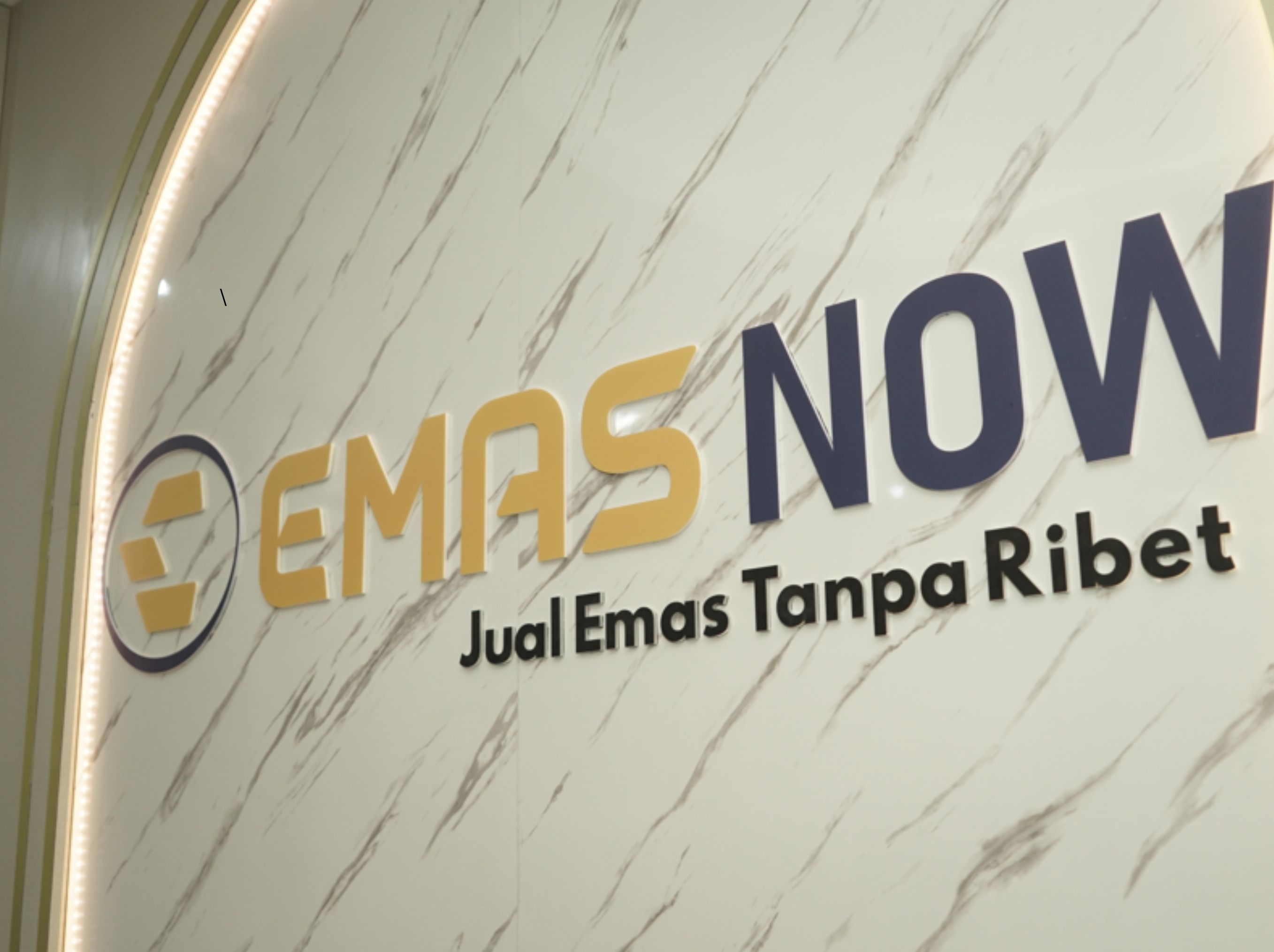  EMAS NOW resmi membuka cabang pertamanya di Surabaya.  Pembukaan ini menjadi langkah strategis perusahaan dalam memperluas jangkauan layanan jual beli emas di wilayah Jawa Timur sekaligus memperkenalkan aplikasi digital EMAS NOW kepada masyarakat. <b>(dok)</b>
