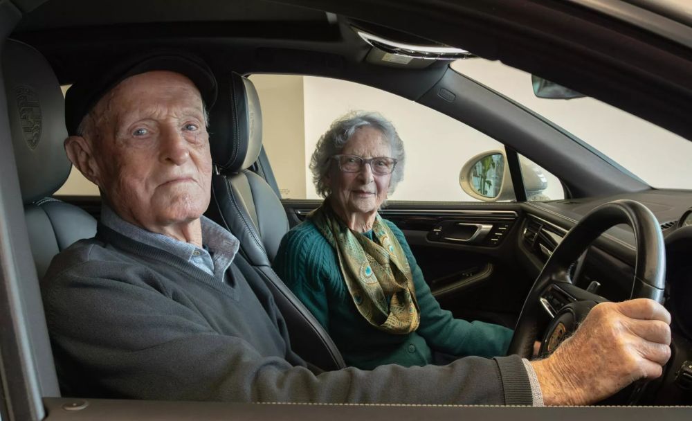 Derek Evans merayakan ulang tahun pernikahan ke-70 bersama sang istri, Audrey, dengan membeli Porsche Macan bermesin pembakaran internal (ICE). (Foto: Istimewa via Carscoops)